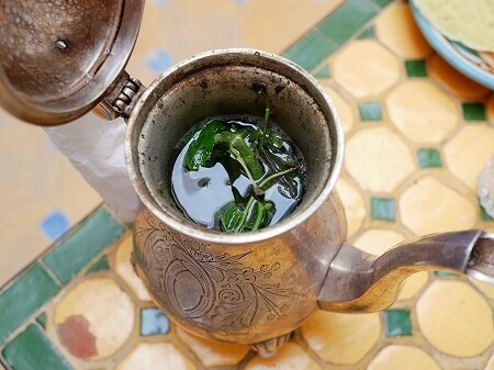 モロッコのサフィのおすすめホテル「リヤド サフィ（Riad Safi - maison historique）」の朝食のミントティー