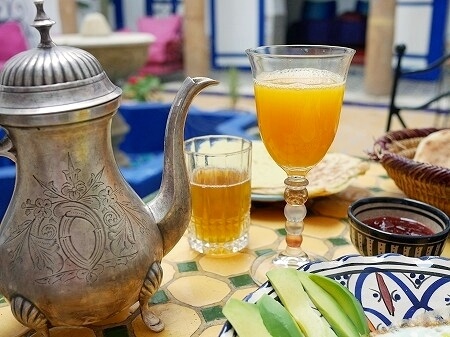 モロッコのサフィのおすすめホテル「リヤド サフィ（Riad Safi - maison historique）」の朝食の生しぼりオレンジジュース