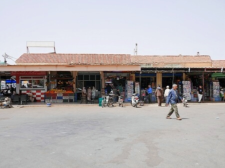 モロッコの長距離バスの休憩スポット「Gare Routière Sebt Gzoula」（セト・ウルーラ）の店