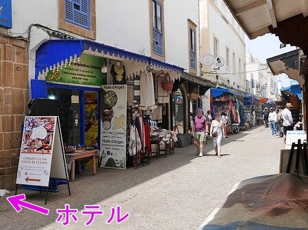 モロッコのエッサウィラのおすすめホテル「リヤド メゾン デュ シュッド」の前の通り（Riad Maison Du Sud）