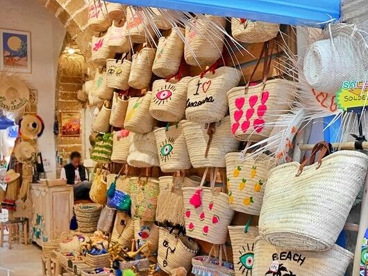モロッコのエッサウィラのおすすめのお土産屋さん「Artizashop」のかごバッグ