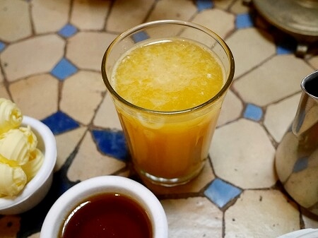 モロッコのエッサウィラのおすすめホテル「リヤド メゾン デュ シュッド」の朝食のオレンジジュース（Riad Maison Du Sud）