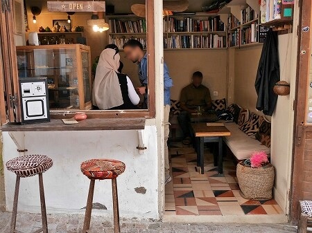 モロッコのエッサウィラのおすすめおしゃれカフェ「L'Esprit」の店内