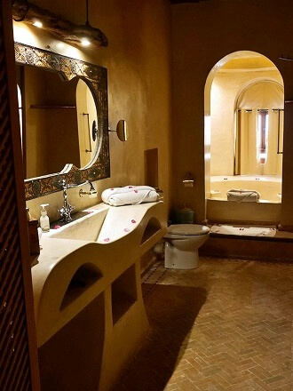 モロッコのエッサウィラのおすすめホテル「リヤド チバネット」のスーペリアダブルルームのバスルーム（Riad Chbanate）