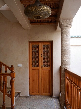 モロッコのエッサウィラのおすすめホテル「リヤド チバネット」の部屋のドア（Riad Chbanate）