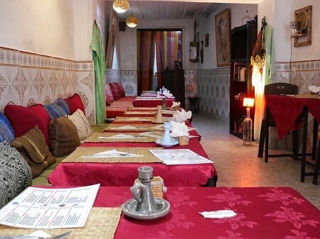 モロッコのエッサウィラのレストラン「Restaurant Baghdad」の店内・席