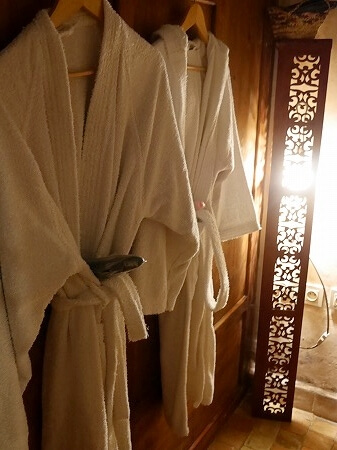モロッコのエッサウィラのスパ、「アラブスパ」のガウン（Arab Spa Essaouira）