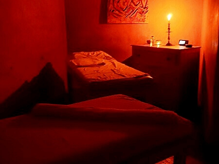 モロッコのエッサウィラのスパ、「アラブスパ」のマッサージルーム（Arab Spa Essaouira）