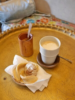 モロッコのエッサウィラのおすすめおしゃれカフェ「Tea & Souk」のノスノスとモロッコスイーツ（Kaab Ghazal、cornes de gazelle、Gazelle Horns）