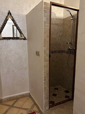 モロッコのマラケシュの「リヤド マラナ」のバジェットルームのシャワールーム（Riad Marana）