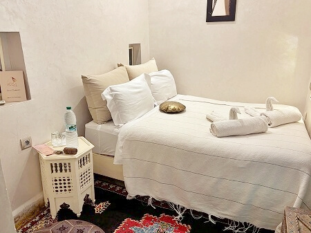 モロッコのマラケシュのおすすめ経済的ホテル「リヤド マラナ」のバジェットダブルルームの室内（Riad Marana）