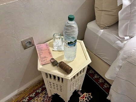 モロッコのマラケシュの「リヤド マラナ」のバジェットルームのお水（Riad Marana）