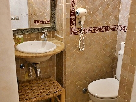 モロッコのマラケシュの「リヤド マラナ」のバジェットルームの洗面所とトイレ（Riad Marana）