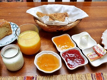 モロッコのマラケシュの「リヤド マラナ」の朝食のジャムと蜂蜜（Riad Marana）