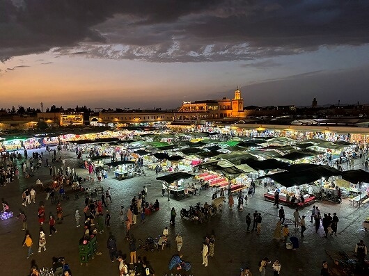 モロッコのマラケシュの「フナ広場」を一望する、写真撮影に超おすすめの屋上テラスカフェ「Le Grand Balcon du Café Glacier」から見たフナ広場の夜景