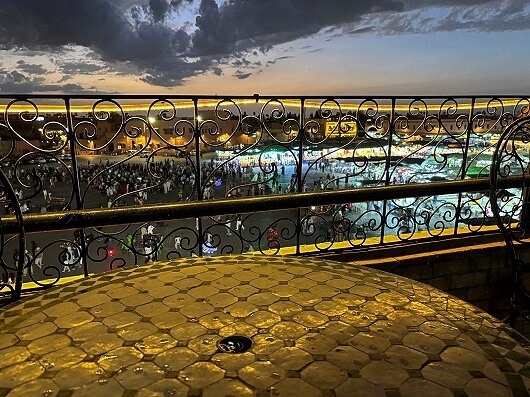 モロッコのマラケシュの「フナ広場」を一望する、写真撮影に超おすすめの屋上テラスカフェ「Le Grand Balcon du Café Glacier」から見たフナ広場の夜景