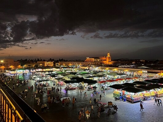 モロッコのマラケシュの「フナ広場」を一望する、写真撮影に超おすすめの屋上テラスカフェ「Le Grand Balcon du Café Glacier」から見たフナ広場の夜景