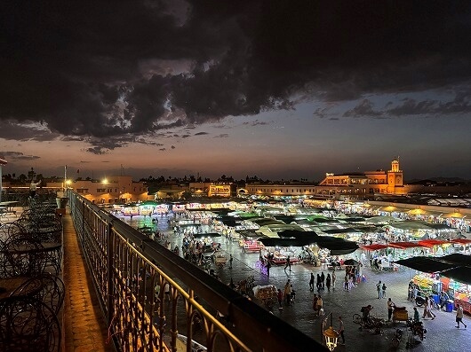モロッコのマラケシュの「フナ広場」を一望する、写真撮影に超おすすめの屋上テラスカフェ「Le Grand Balcon du Café Glacier」から見たフナ広場の夜景