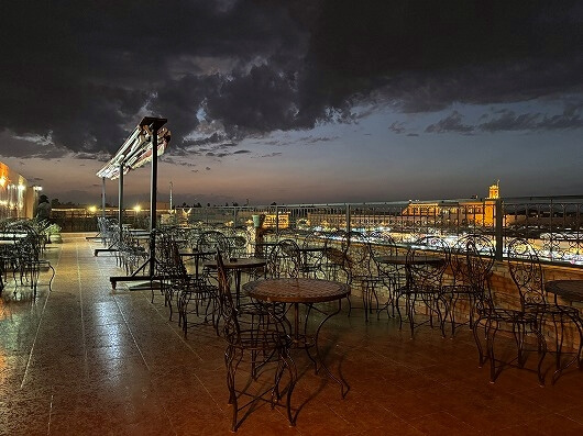 モロッコのマラケシュの「フナ広場」を一望する、写真撮影に超おすすめの屋上テラスカフェ「Le Grand Balcon du Café Glacier」の店内・席