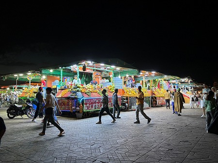 モロッコのマラケシュのフナ広場のジュース屋さん