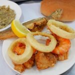 モロッコのマラケシュのフナ広場の14番の屋台「KRITA」のミックスフライとナスペースト