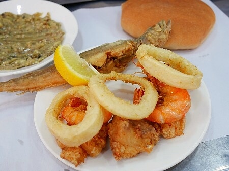 モロッコのマラケシュのフナ広場の14番の屋台「KRITA」のミックスフライとナスペースト