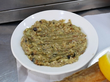 モロッコのマラケシュのフナ広場の14番の屋台「KRITA」のナスのペースト