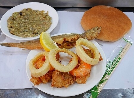 モロッコのマラケシュのフナ広場の14番の屋台「KRITA」のミックスフライとナスのペーストとパン