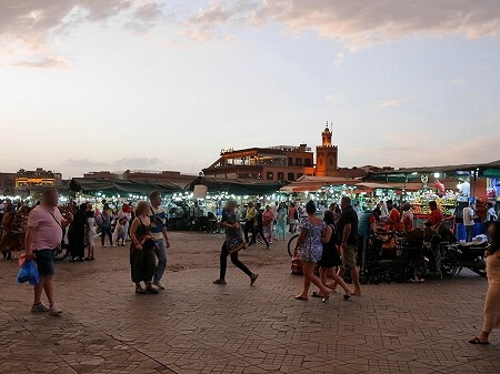 夕方のモロッコのマラケシュのフナ広場