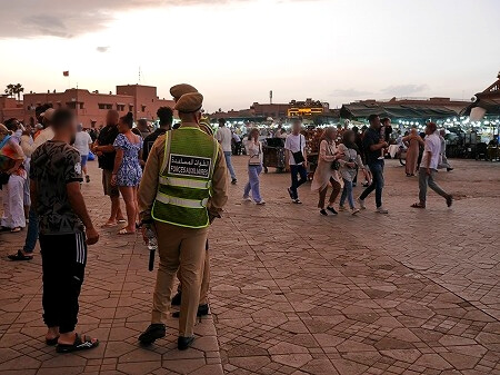 モロッコのマラケシュのフナ広場の警察官