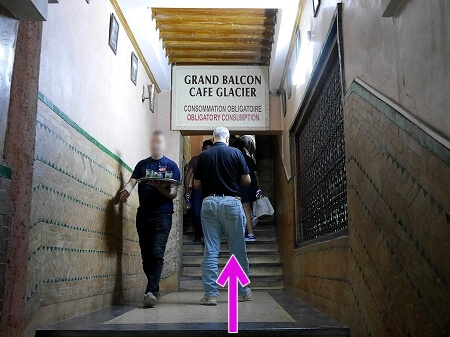 モロッコのマラケシュ「フナ広場」を一望する、写真撮影に超おすすめの屋上テラスカフェ「Le Grand Balcon du Café Glacier」の階段