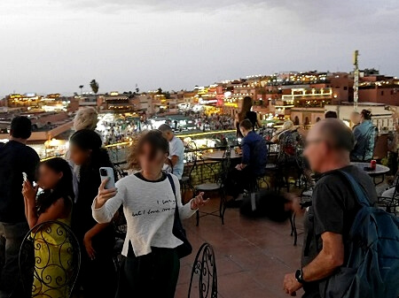 モロッコのマラケシュの「フナ広場」を一望する、写真撮影に超おすすめの屋上テラスカフェ「Le Grand Balcon du Café Glacier」の店内