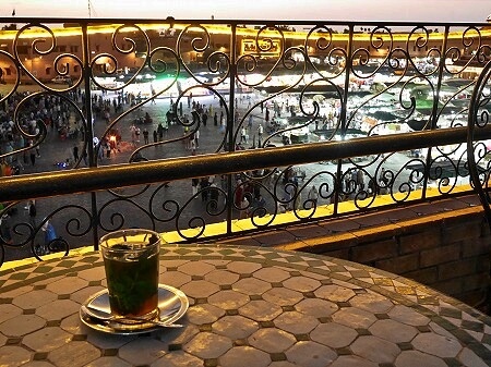 モロッコのマラケシュの「フナ広場」を一望する、写真撮影に超おすすめの屋上テラスカフェ「Le Grand Balcon du Café Glacier」のミントティー