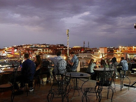 モロッコのマラケシュの「フナ広場」を一望する、写真撮影に超おすすめの屋上テラスカフェ「Le Grand Balcon du Café Glacier」の店内・席