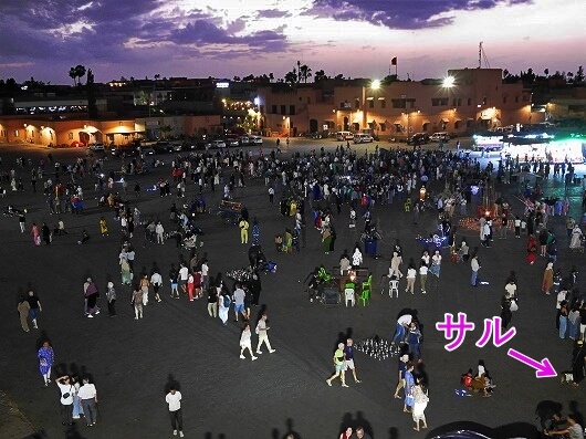 モロッコのマラケシュの「フナ広場」を一望する、写真撮影に超おすすめの屋上テラスカフェ「Le Grand Balcon du Café Glacier」から見たフナ広場の夜景