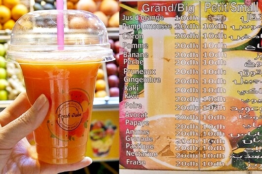 モロッコのマラケシュのフナ広場のジュース屋さんのパパイヤジュースとメニュー(値段)