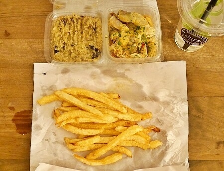 モロッコのマラケシュのフナ広場の14番の屋台「KRITA」のテイクアウトしたナスのペーストとフライドポテトとエビ