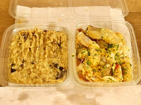 モロッコのマラケシュのフナ広場の14番の屋台「KRITA」のテイクアウトしたナスのペーストとエビ