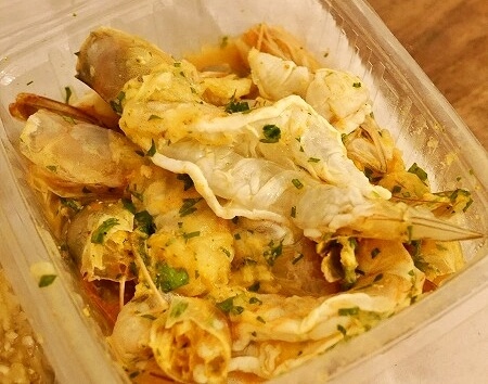 モロッコのマラケシュのフナ広場の14番の屋台「KRITA」のテイクアウトしたエビ