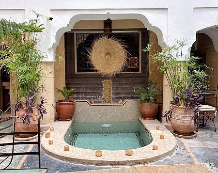 モロッコのマラケシュの「リヤドダールテン」の中庭（Riad Dar Ten）