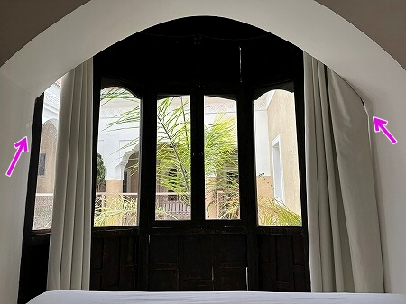 モロッコのマラケシュのおすすめホテル「リヤドダールテン」のパプリカダブルルームの窓とカーテン（Riad Dar Ten）