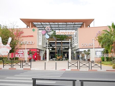 モロッコのマラケシュの「almazar centre commercial」の外観（アルマザールショッピングセンター）