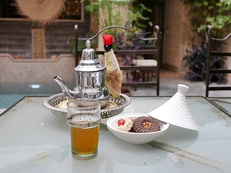 モロッコのマラケシュの「リヤドダールテン」のウェルカムドリンクとスイーツ（Riad Dar Ten）