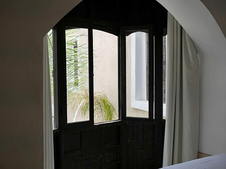 モロッコのマラケシュのおすすめホテル「リヤドダールテン」のパプリカダブルルームの窓（Riad Dar Ten）