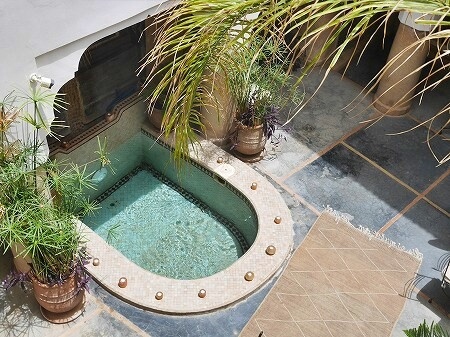 モロッコのマラケシュの「リヤドダールテン」の中庭（Riad Dar Ten）