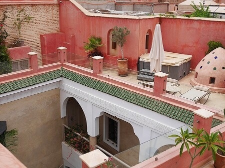 モロッコのマラケシュの「リヤドダールテン」の屋上テラス（Riad Dar Ten）