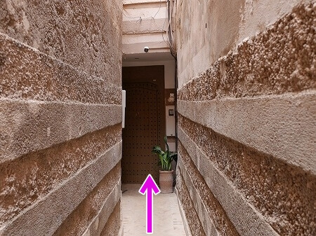 モロッコのマラケシュの「リヤドダールテン」の入り口ドア（Riad Dar Ten）