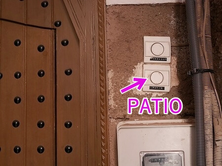 モロッコのマラケシュの「リヤドダールテン」の入り口ドアのブザー（Riad Dar Ten）