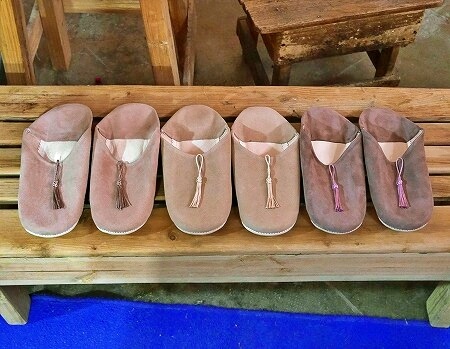 モロッコのマラケシュのおすすめバブーシュ屋さん「Benzarrou Jaafar」のベージュのバブーシュ（ベンザロウ・ジャファール）