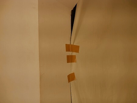 モロッコのマラケシュのおすすめホテル「リヤドダールテン」のパプリカダブルルームのカーテン（Riad Dar Ten）